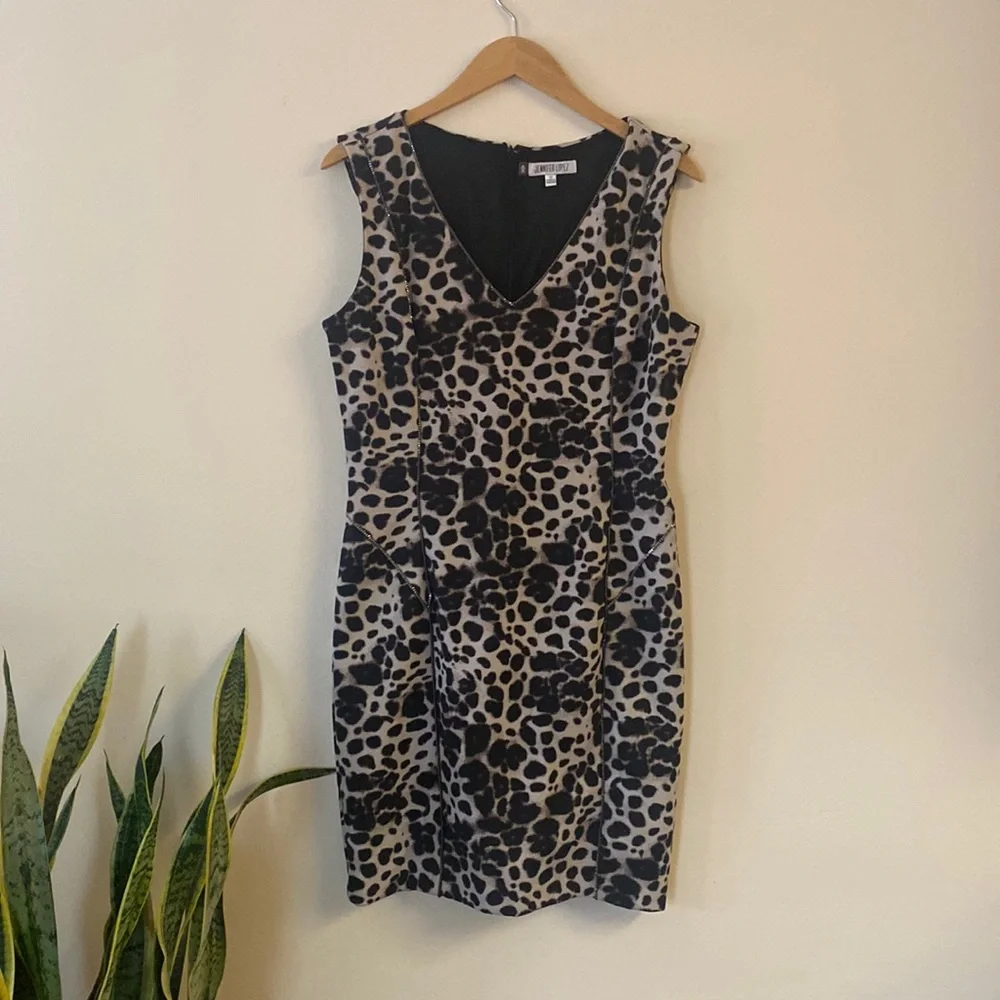 Jennifer Lopez animal print dress chain detail - Picture 2 of 8
